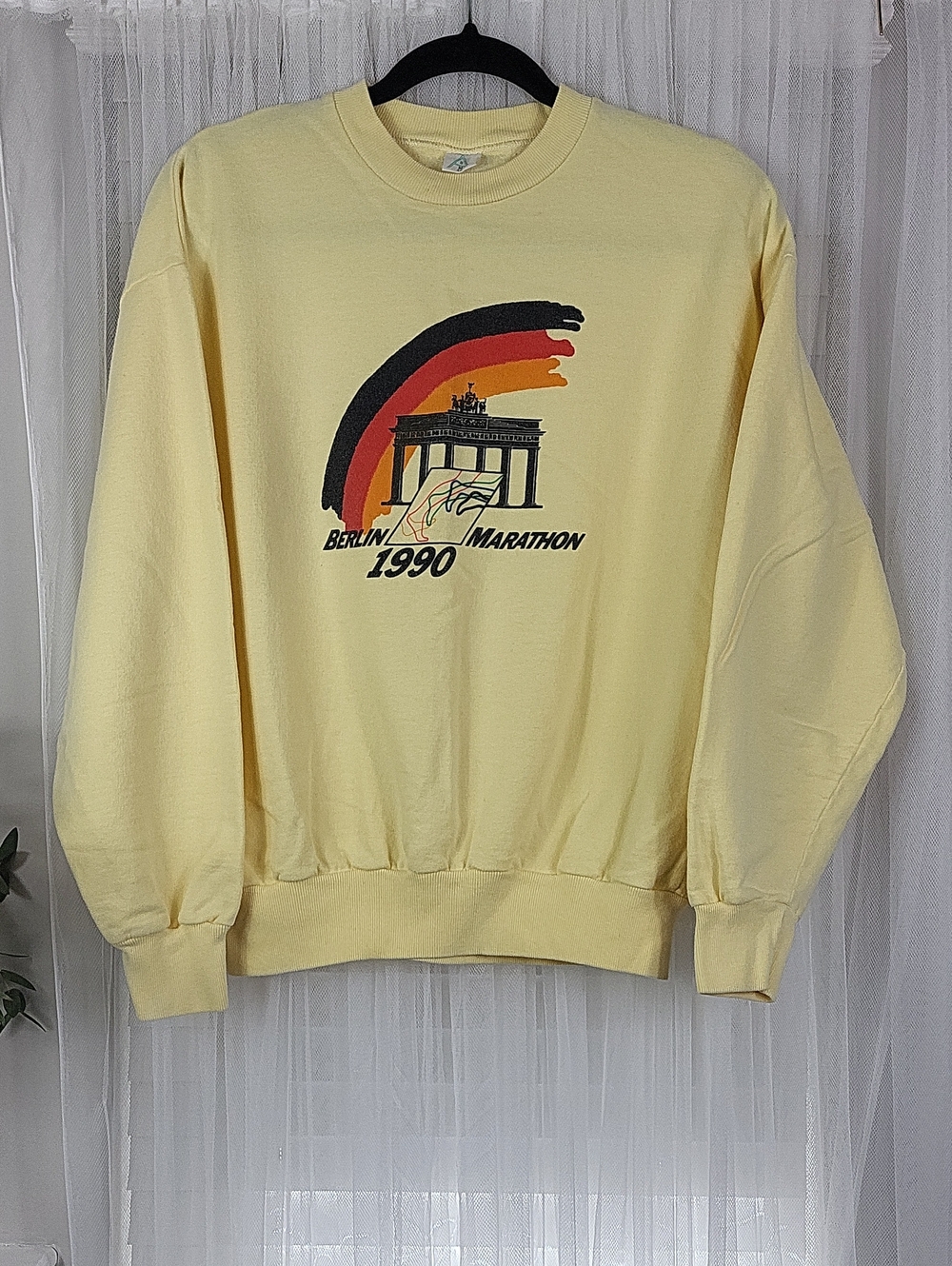 Vintage Historical Sunny Graphic Sweatshirt "Berlin Marathon 1990". Size M